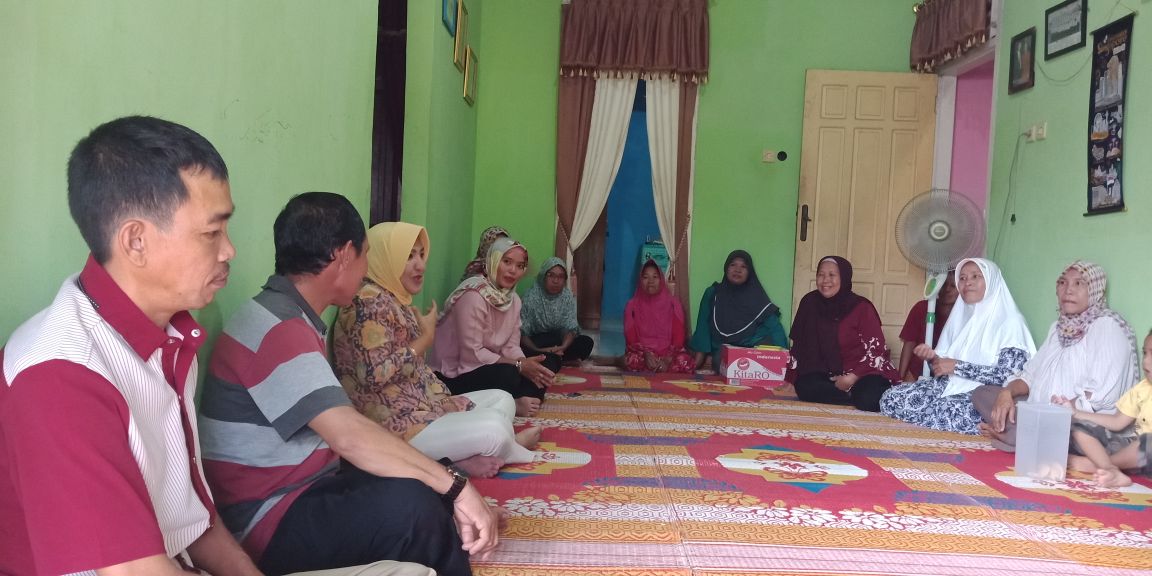 Tampak Paslon Wali Kota Bengkulu Patriana Sosialinda bersama warga