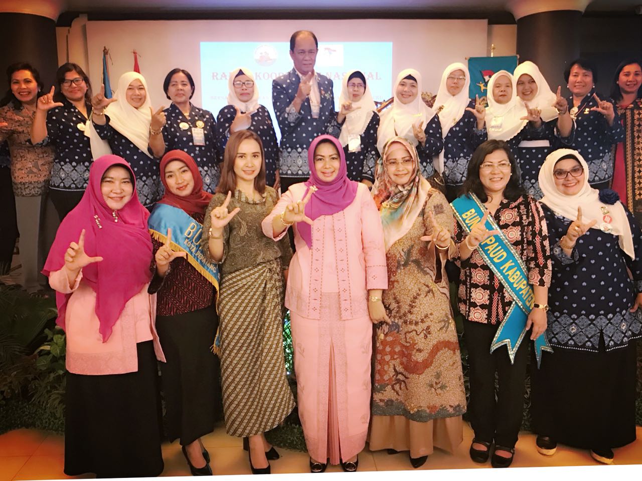 Ny. Sariati Terkelin Brahmana foto bersama