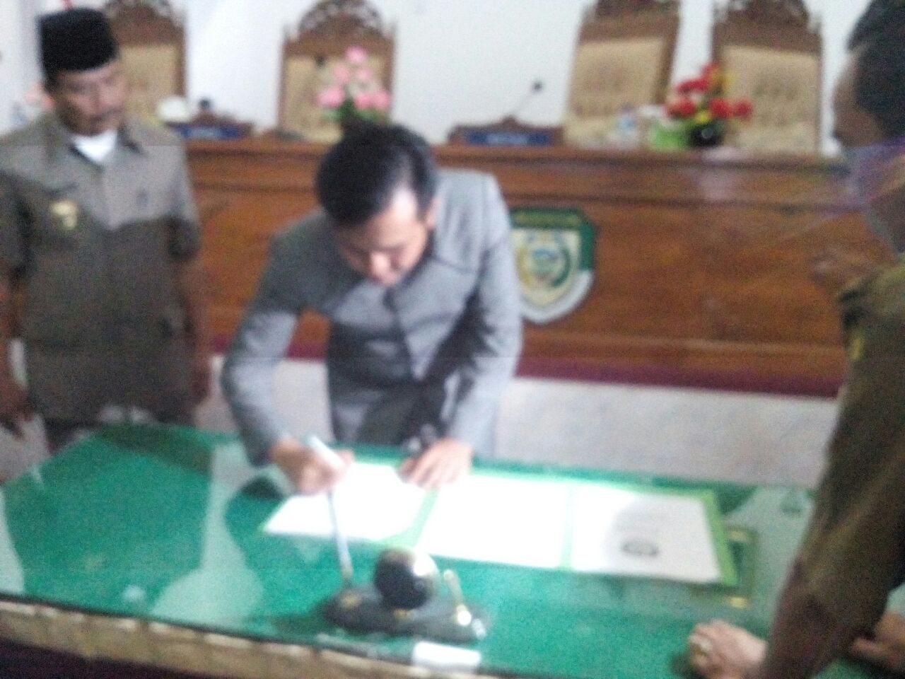Ketua DPRD Husni Tamrin penandatanganan Berita Acara