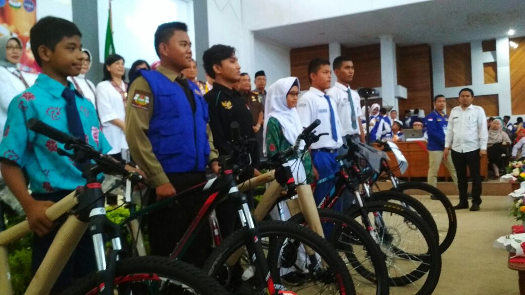 Tampak sepeda dibagikan ke Siswa