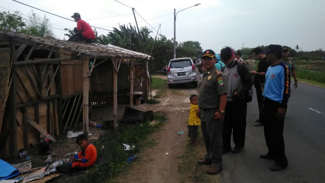 Satpol pp kecamatan rengasdengklok saat lakukan pembongkaran bangunan warung remang - remang