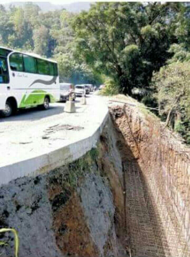Kondisi jalan Ruas Jalan akibat Longsor (Foto : Rekro Tarigan)