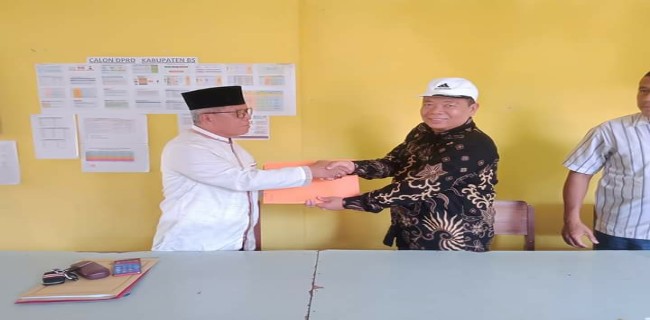 Budiman Mengembalikan Berkas Pendaftaran Balon Bupati BS Ke Partai Golkat. Sumber Foto Rmolbengkulu.com