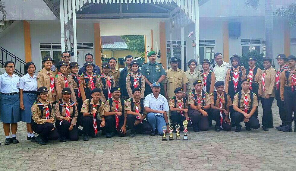 Dandim 0205/TK berfoto dengan para guru dan siswa/i SMA N 1 Kabanjahe.