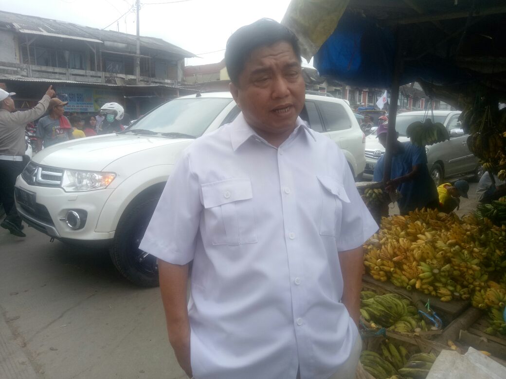 Ajang supandi waktu meninjau pasar tradisional rengasdengklok karawang