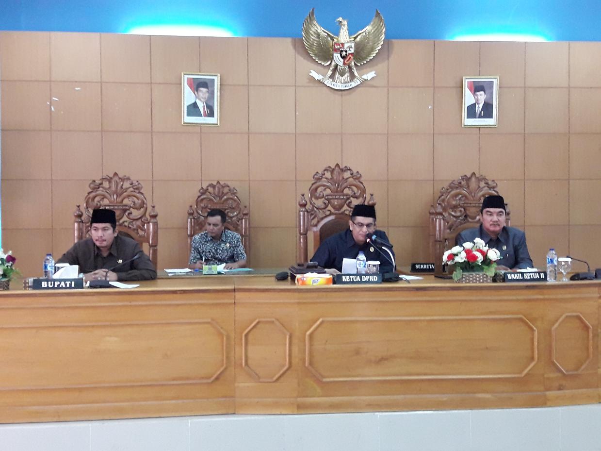 Tampak Ketua DPRD Bengkulu Utara Aliantor Harahap memimpin Rapat 