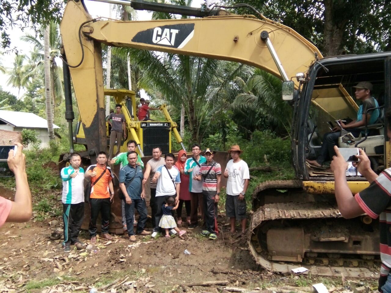 Kades Foto bersama dengan warga