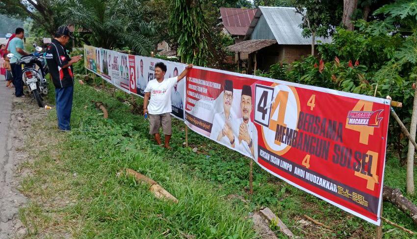 Ketua PPK keliling di Kecamatan Sabbang memantau pemasangan Alat Peraga Kampanye