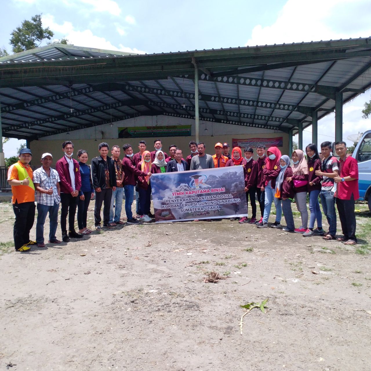 STMIK KAPUTAMA Binjai menyerahkan bantuan