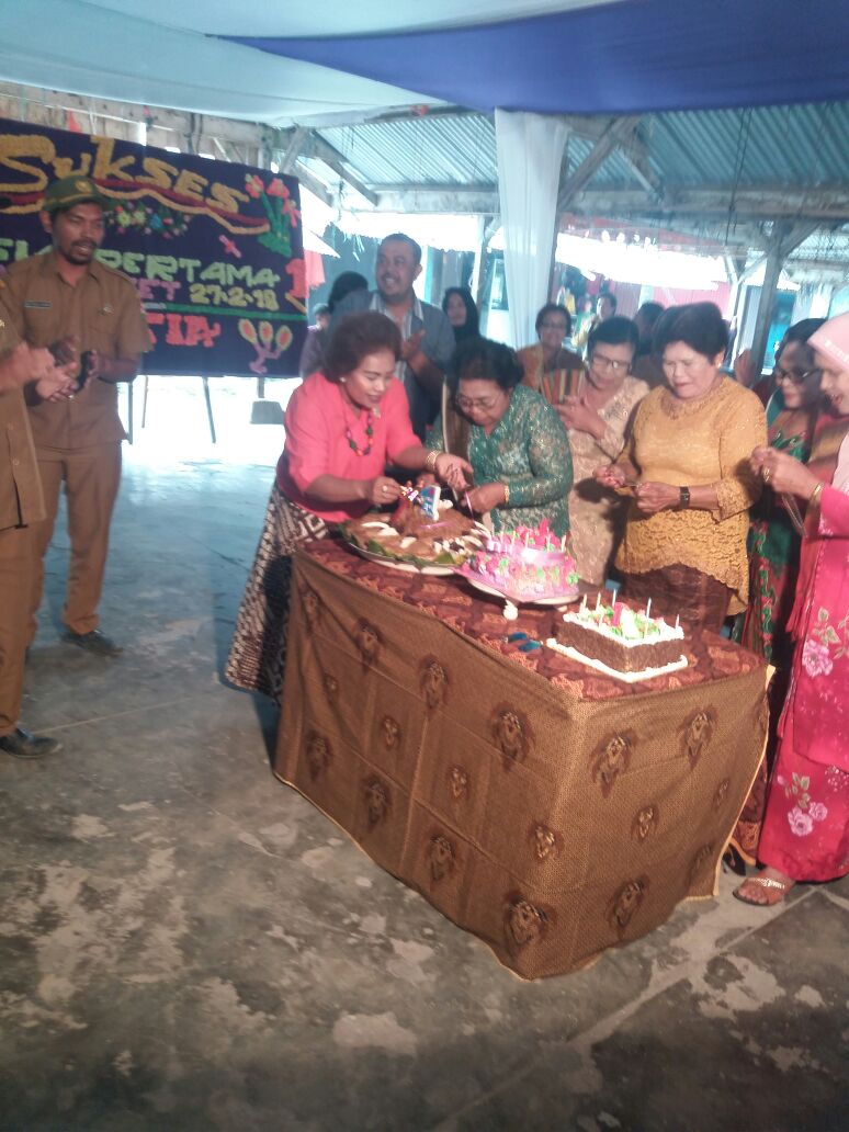 Dra Lusi Br sukatendel potong kue ultah lansia