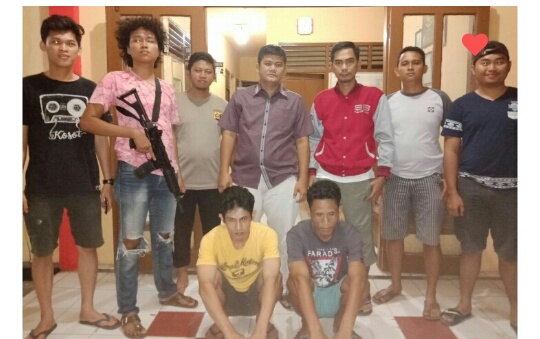 Dua warga Desa Babat Kecamatan Penukal Kabupaten PALI, digrebek jajaran Mapolsek Penukal Abab, saat sedang asyik mengkonsumsi narkoba jenis sabu