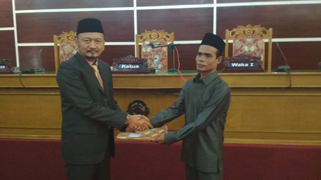 Penyerahan LKPJ yang diserahkan oleh Waka II DPRD kepada Sekda Kota Bengkulu