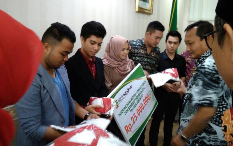 Tampak Direktur Utama Bank Bengkulu Agusalim Memberikan Bantuan Sebesar 25 Juta Masing-masing Peserta 