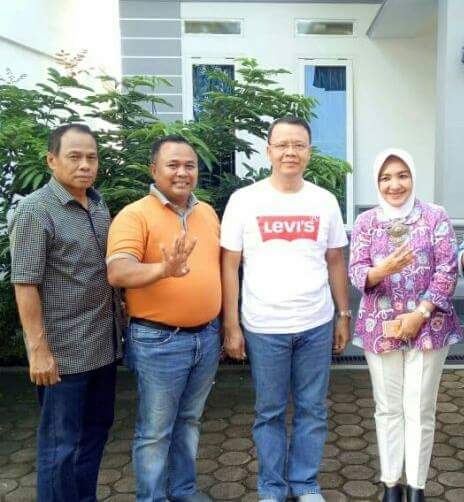 Kader Gerindra Yudi Dermawansyah Mengangkat 4 jari dengan Paslon lain