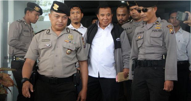 Mantan Bupati Kepahiang, Drs.Bando Amin C Kader, MM saat digiring ke mobil tahanan