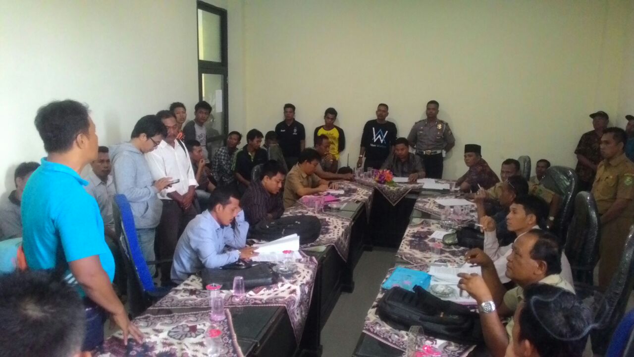 Anggota DPRD Benteng berdiskusi dengan Puluhan Masyarakat