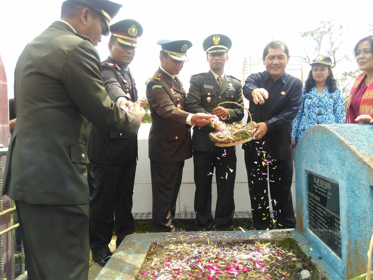 Tabur Bunga Di Makam Pahlawan 