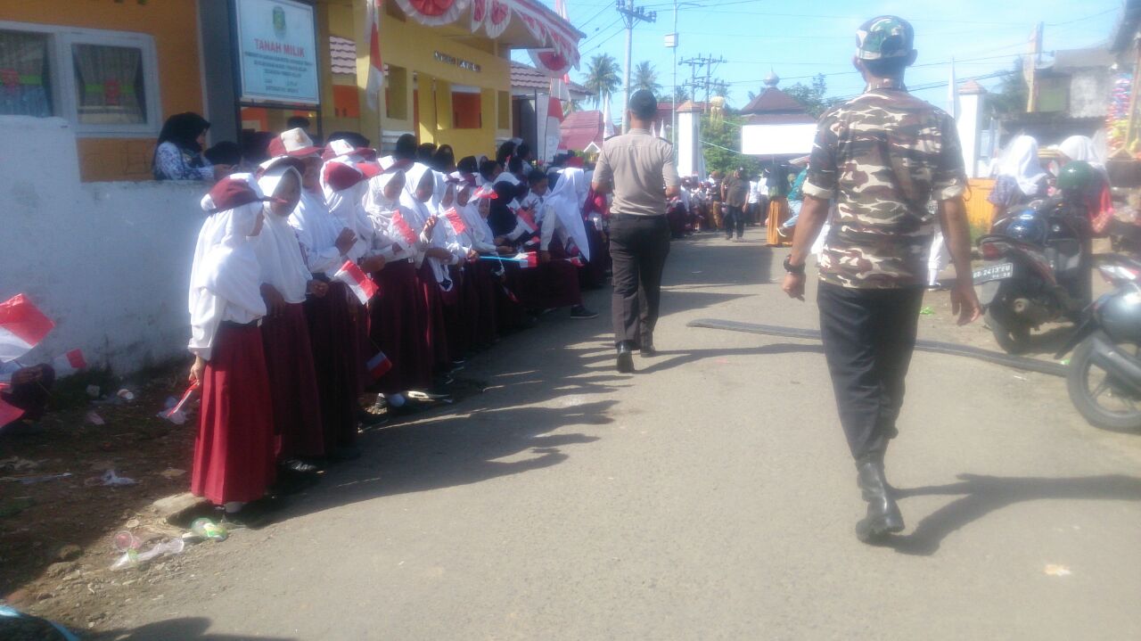 Tampak Pelajar Menunggu kedatangan Kirap Pemuda Nusantara 