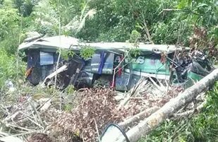 Kondisi Bus mengalami Rusak Parah saat Terjadi Kecelakaan 