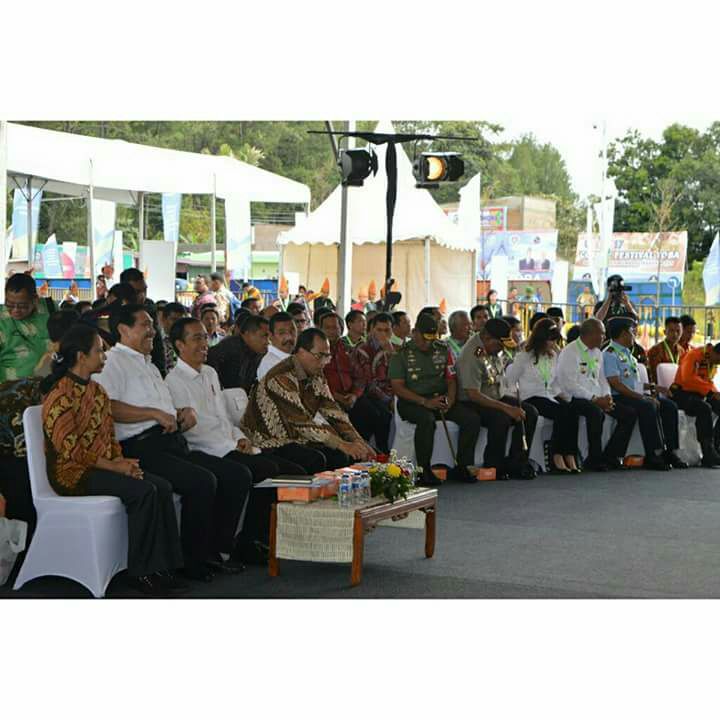 Tampak Presiden beserta Tamu Undangan Serius mengikuti jalannya acara 