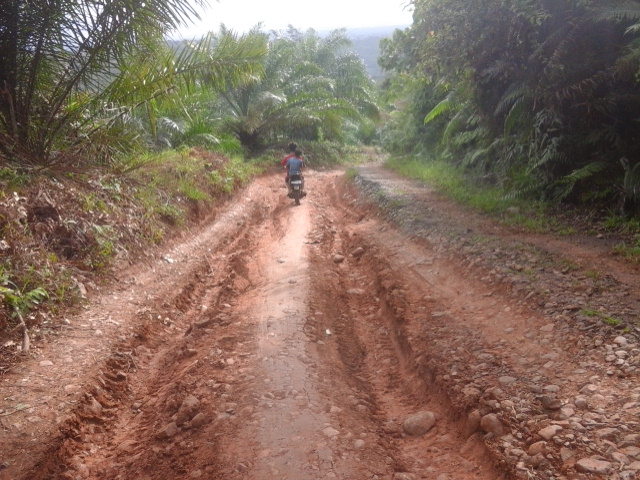 Kondisi jalan yang masih Tanah