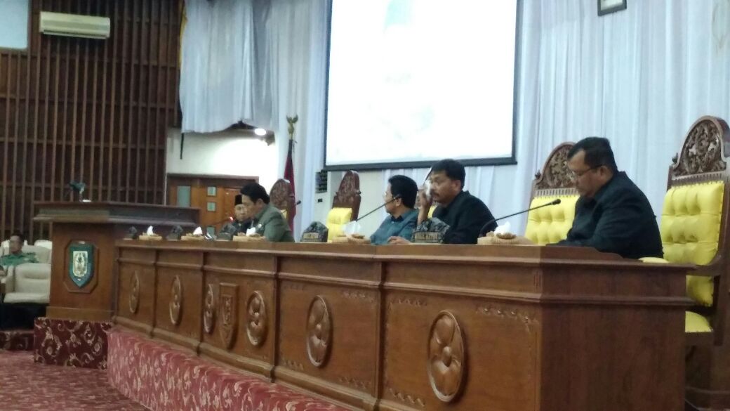 Tampak ketua DPRD Ihsan Fajri Memimpin Rapat Paripurna 