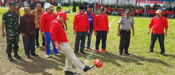 Bupati Aceh Tengah Saat Melakukan Tendangan Perdana 
