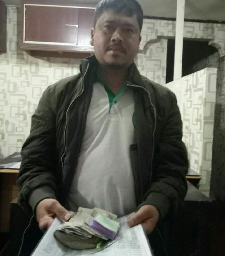Joni Harianto Ginting Saat Menunjukan Barang Bukti 