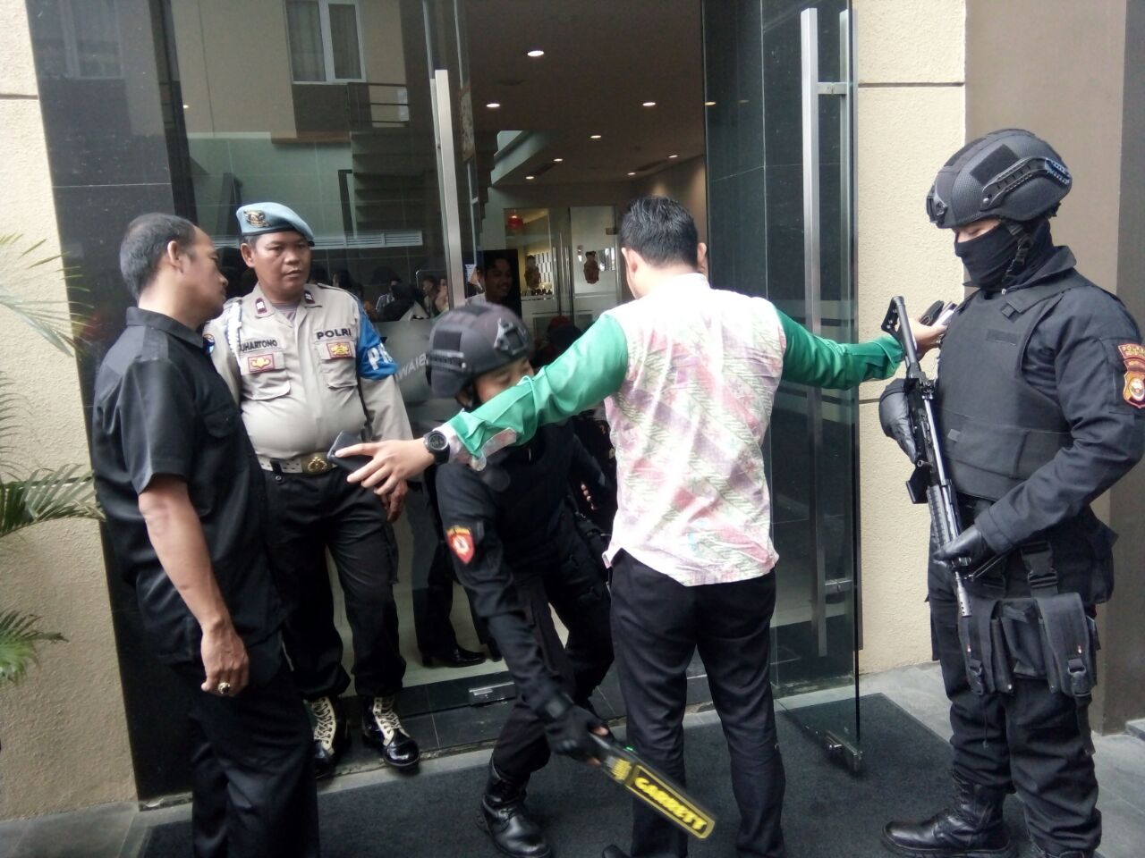 Personil Polres dan Polda Saat Memeriksa Tamu yang akan memasuki Acara 