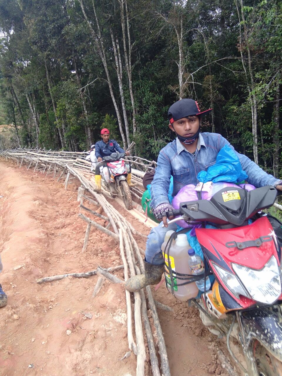 Warga melintas jalan yang tak layak 