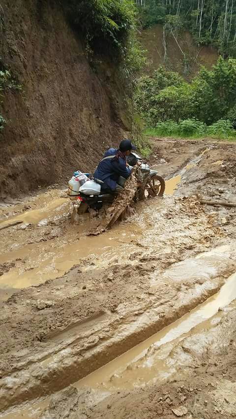 Kondisi Jalan Sangat miris terlihat masyarakat sangat butuh perhatian 