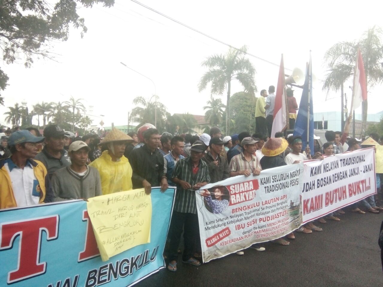 Nelayan Gelar Aksi Demo DiKantor Gubernur