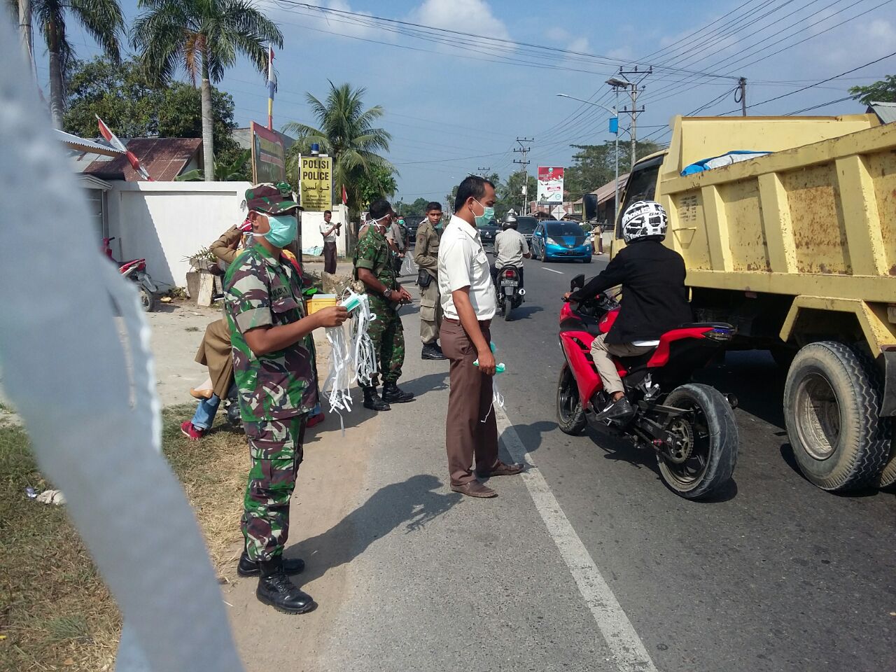 Akibat Erupsi Sinabung Kodim Bagikan Masker