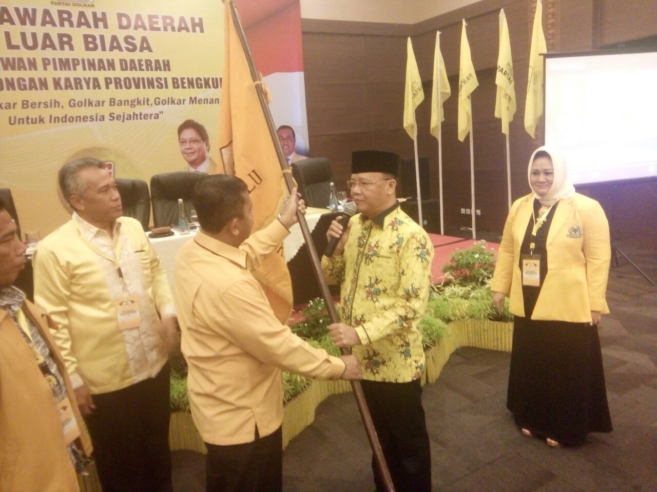 Penyerahan Pataka Kepada Ketua DPD Golkar Provinsi Bengkulu