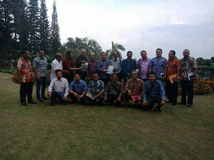 Bupati Karo saat foto bersama