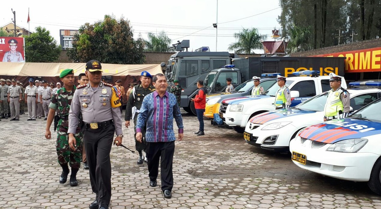 Kapolres Karo Bersama Bupati Saat memeriksa Barisan 