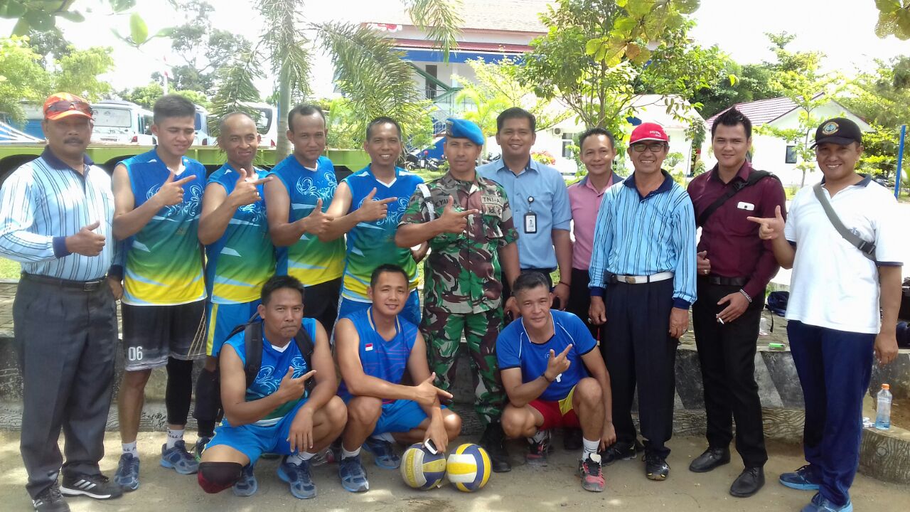 Tampak Tim TNI AL berfoto bersama 