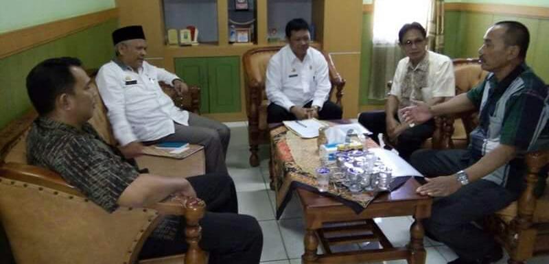 Ir.Sam Ketua Perindo Luwu Utara membahas harga Sawit 
