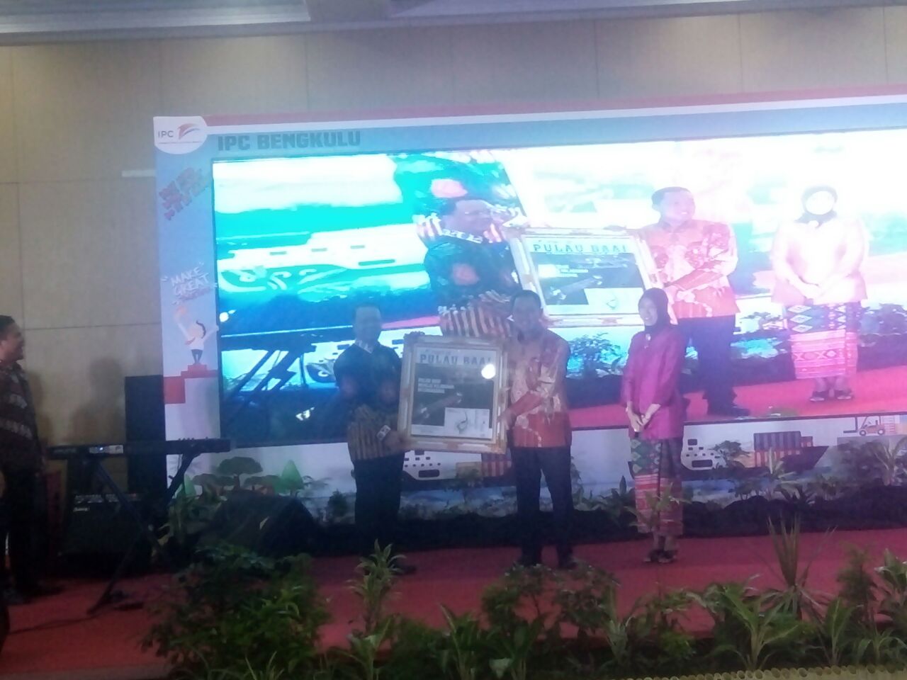 Penyerahan kenang-kenangan Oleh GM Pelindo yang lama Drajad