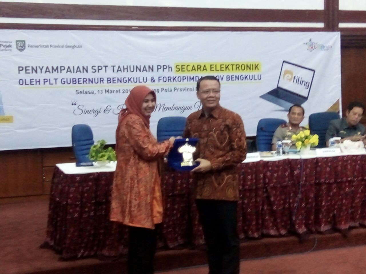 Penyerahan Plakat Oleh Plt Gubernur Bengkulu