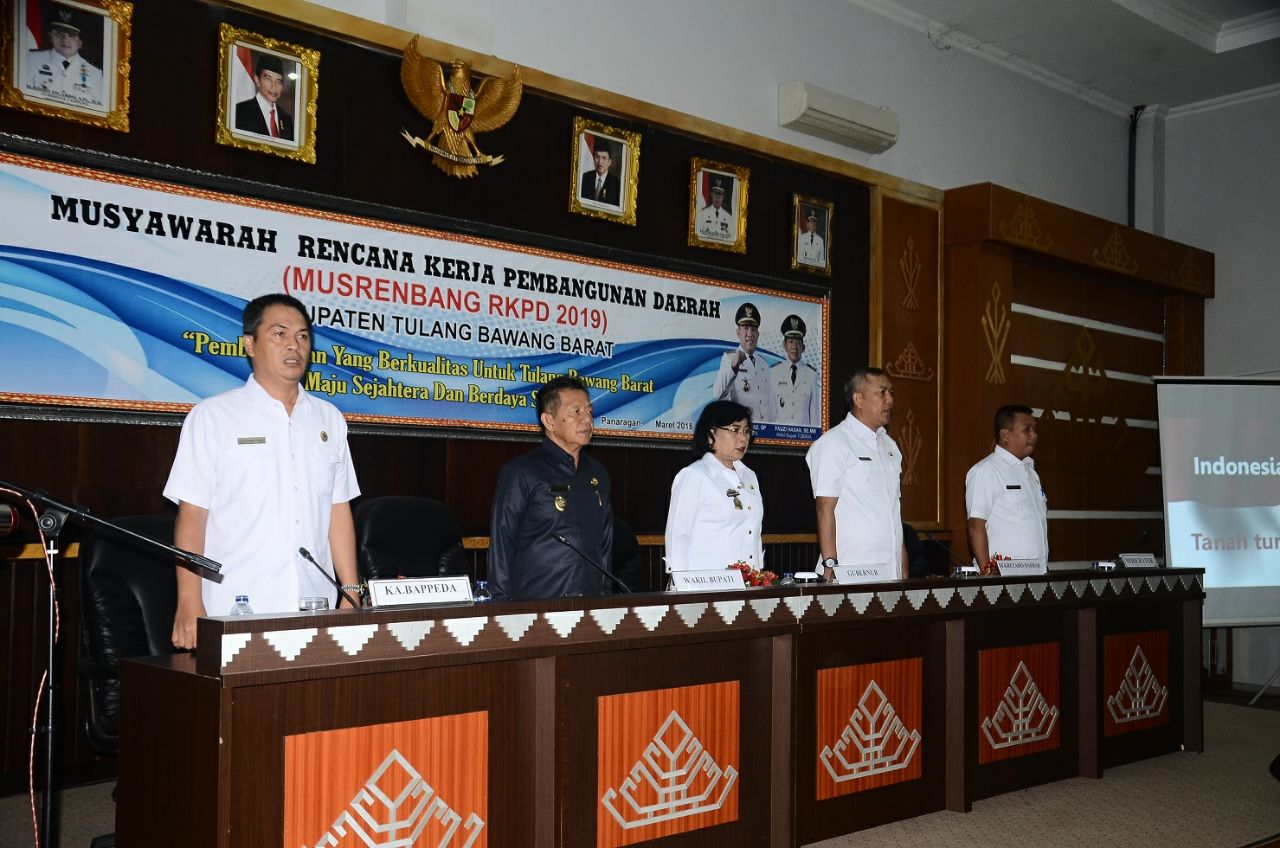 Kepala Bappeda,Wakil Bupati dan perwakilan Provinsi Lampung menyanyikan Lagu wajib