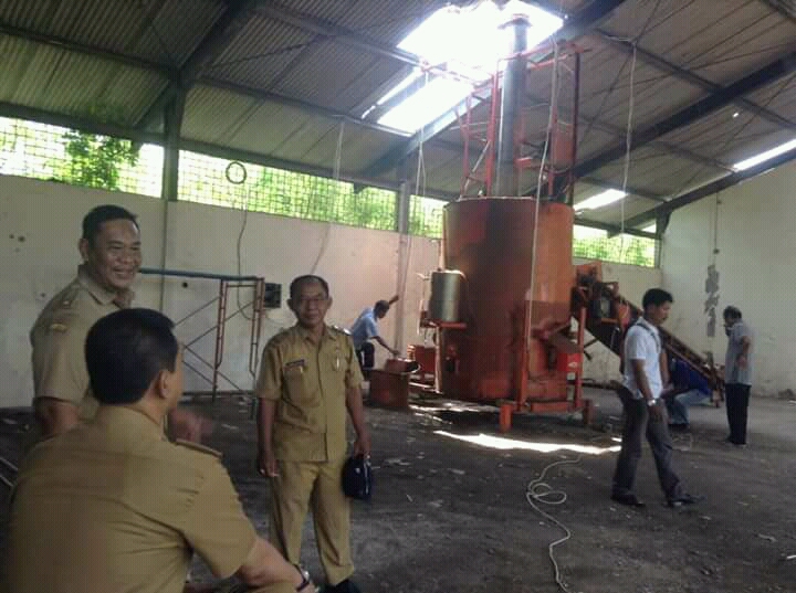 Tampak Itansi Terkait meninjau Alat Incenerator