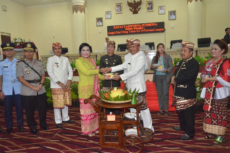 Bupati Hj.winarti,S.E. dan  Wakil Ketua DPRD Tuba Aliasan