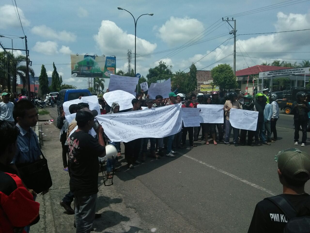 Ormas yang sedang Berorasi didepan Kantor DPRD Prabumulih 
