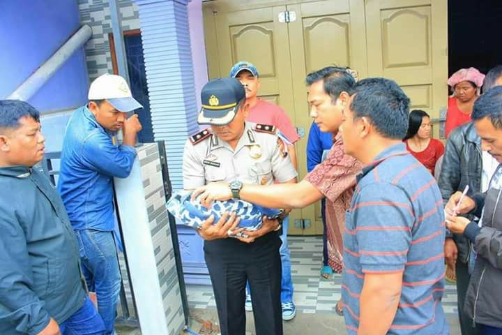 Tampak Polisi dan Warga sedang dengan Bayi yang ditemukan
