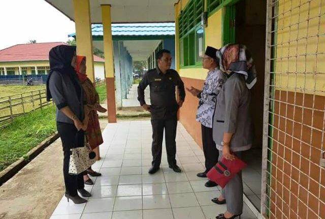 Ketua DPRD Bengkulu tengah Tarmizi tampak meninjau Sekolah