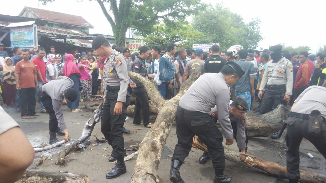 Nelayan trawl Blokade jalan, menuntut kejelasan Nasib Nelayan
