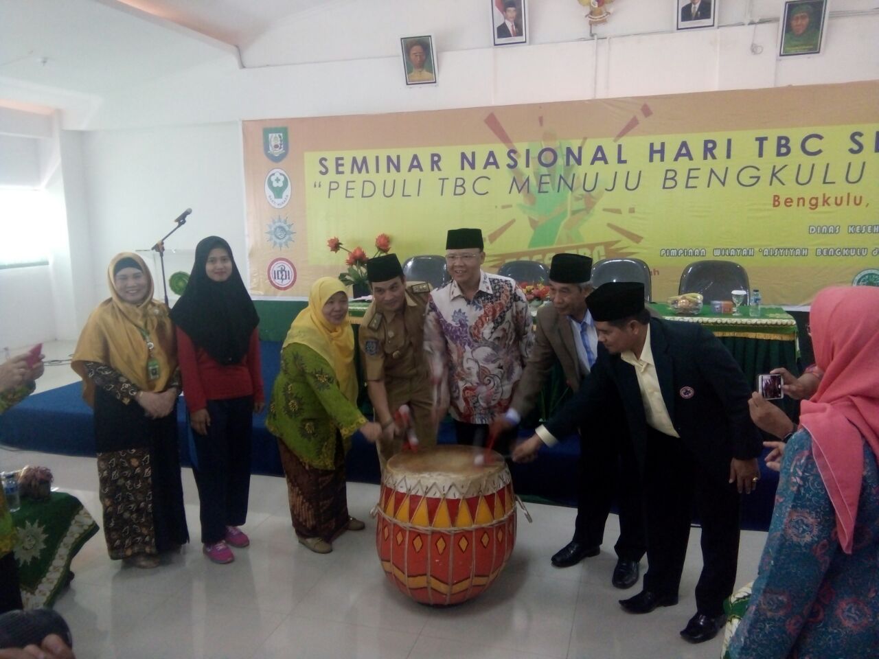 Plt Gubernur didampingi kepala Dinkes Provinsi Herwan Antoni pemukulan Dol