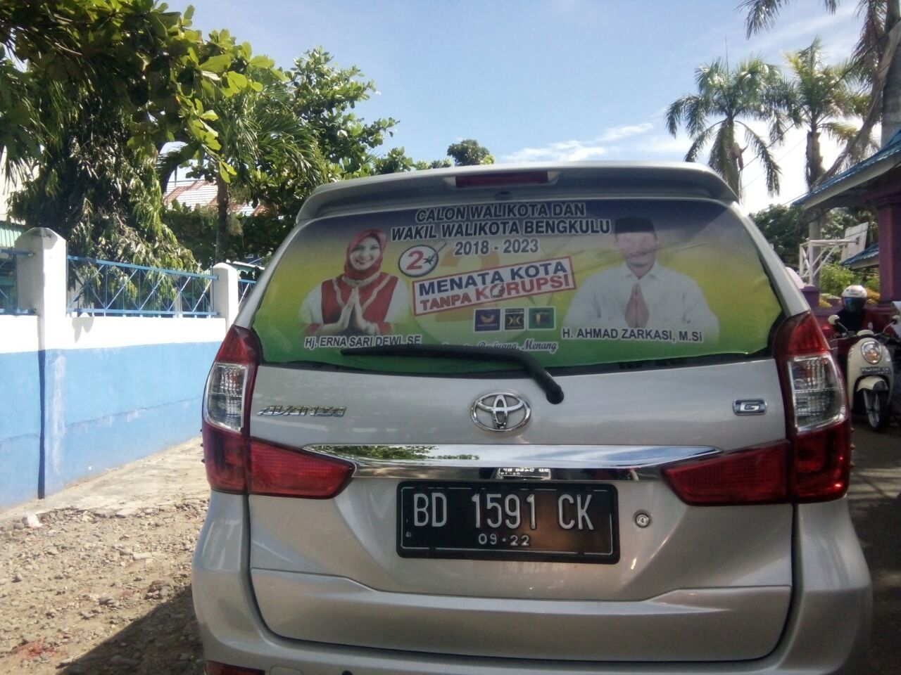 Tampak OneWay' yang terpasang di mobil Pribadi
