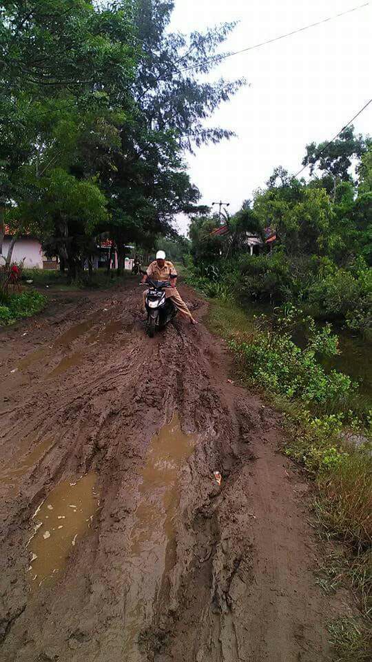 Tampak jalan Kondisi Rusak Parah